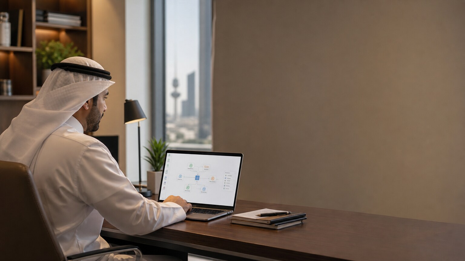 صاحب عمل يستخدم AI Agent لتنظيم المتابعة والتقارير داخل شركة صغيرة